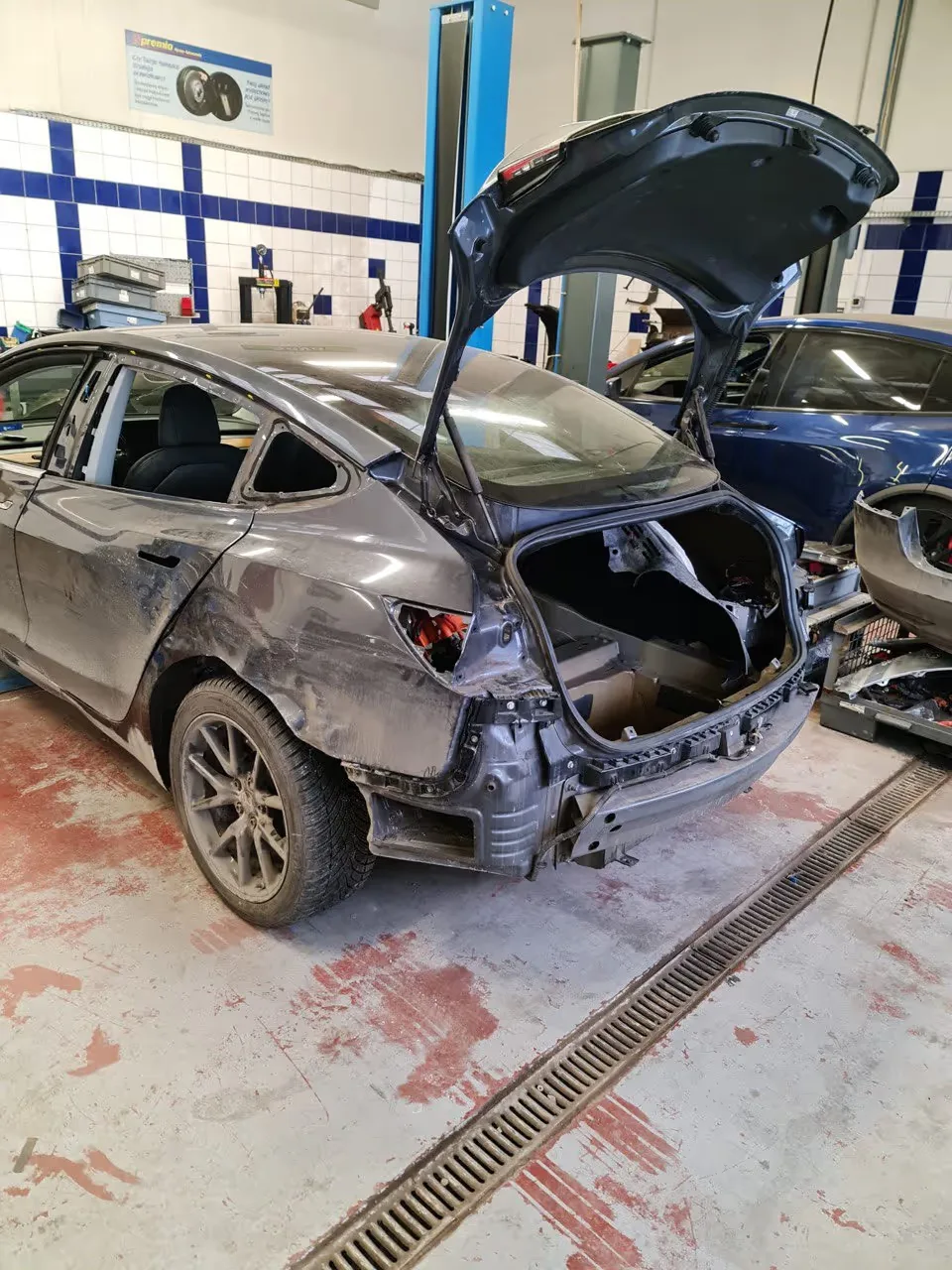 Tesla Model 3 Performance - Prace blacharsko-lakiernicze i konfiguracja internetu - zdjęcie 1 (Przed / W trakcie)