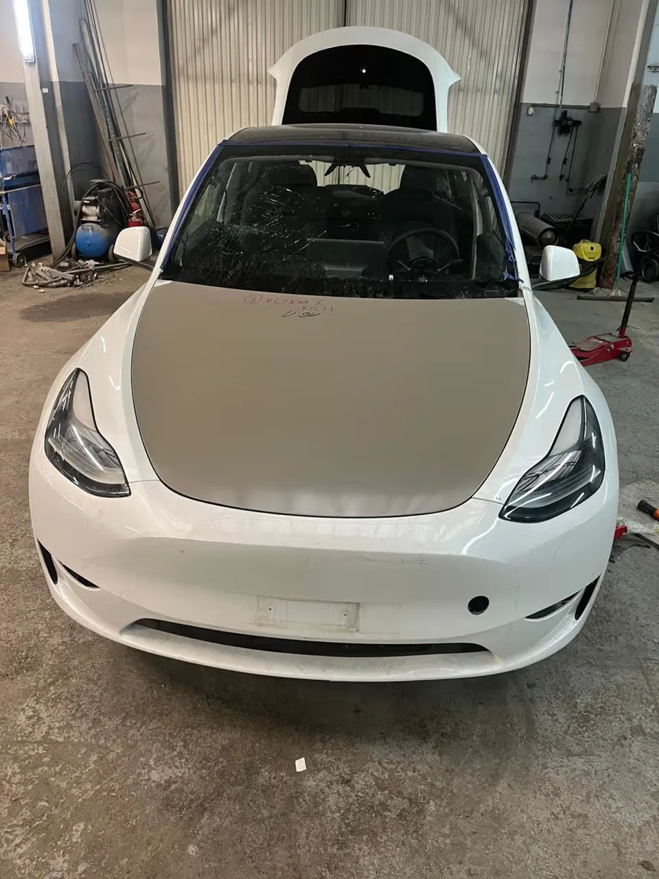 Tesla Model 3 Long Range - Praca blacharska oraz lakiernicza - zdjęcie 1 (Przed / W trakcie)
