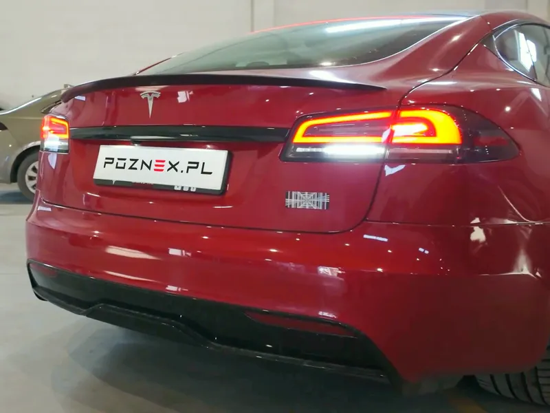 Tył Tesli Model S Plaid z tylnymi lampami w warsztacie Poznex