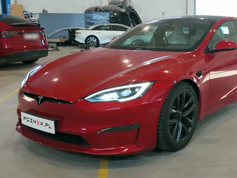 Tesla Model S Plaid z szybą czołową w warsztacie Poznex