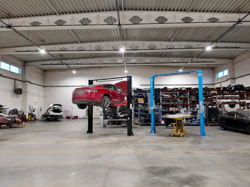 Warsztat Poznex w Baranowie k. Poznania - Tesla na podnośniku