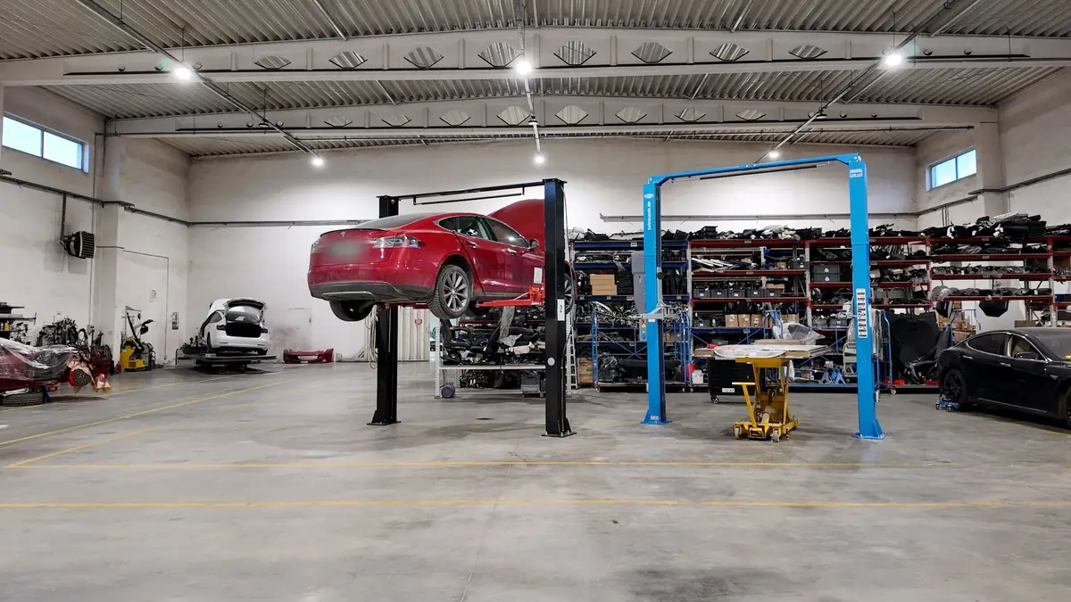 Warsztat Poznex w Baranowie k. Poznania - Tesla na podnośniku