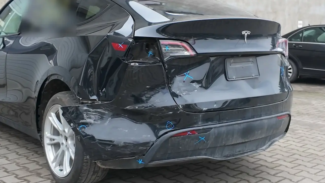 Tesla Model Y - Naprawa tyłu - wymiana błotnika tylnego i lakierowanie - zdjęcie 1 (Przed / W trakcie)
