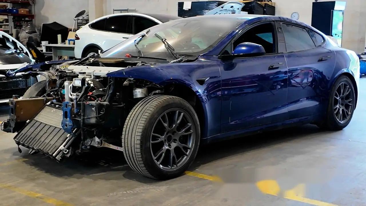 Tesla Model S Plaid - Odbudowa przodu po kolizji - zdjęcie 1 (Przed / W trakcie)