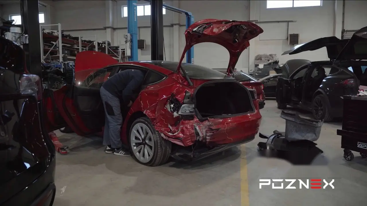 Tesla Model 3 - Naprawa tyłu po kolizji - blacharka i lakierowanie - zdjęcie 1 (Przed / W trakcie)