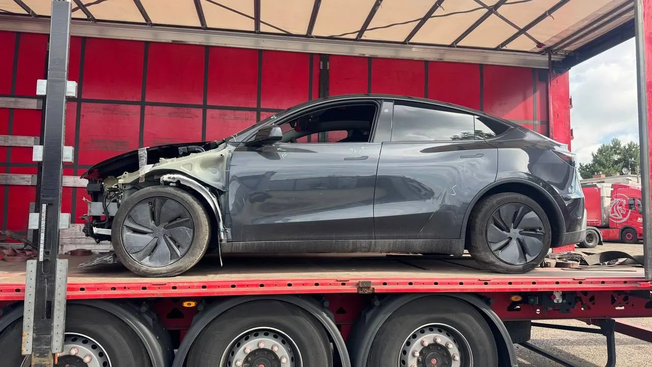 Tesla Model Y - Naprawa przodu po kolizji - blacharka i lakierowanie - zdjęcie 1 (Przed / W trakcie)